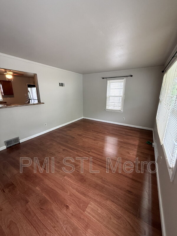 Foto del edificio - 6241 Lorraine Ave