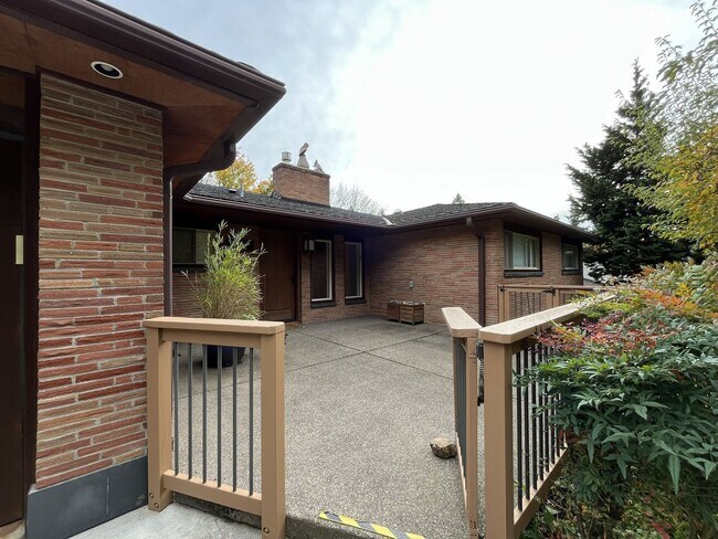 Foto del edificio - Charming Portland Home with Garden Oasis, ...