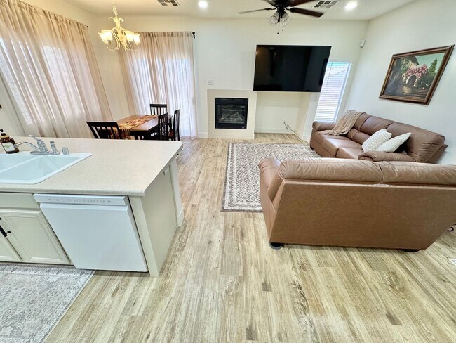 Foto del edificio - BEAUTIFUL FULLY FURNISHED SOUTHWEST LAS VEGAS HOME IN A PRIME LOCATION