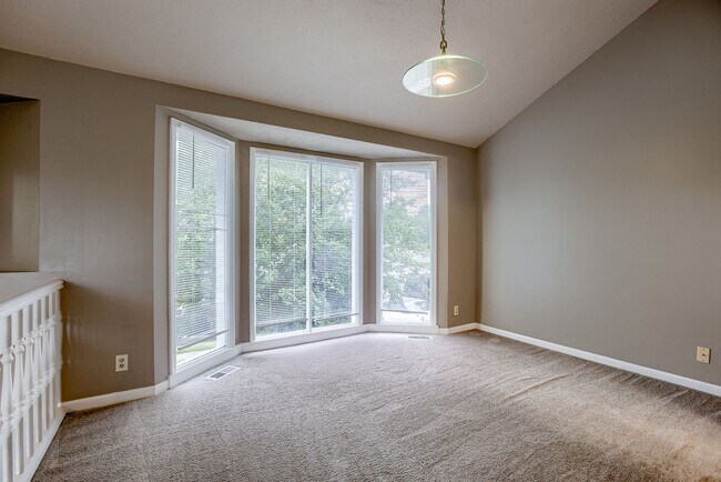 Building Photo - Well Appointed 3 Bedroom In Prime Location...
