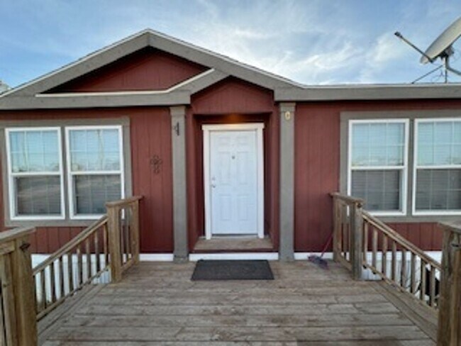 Building Photo - 3 bed 2 bath - available now
