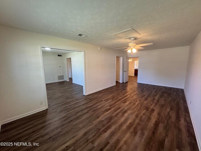 Foto del edificio - 5292 Julington Creek Rd