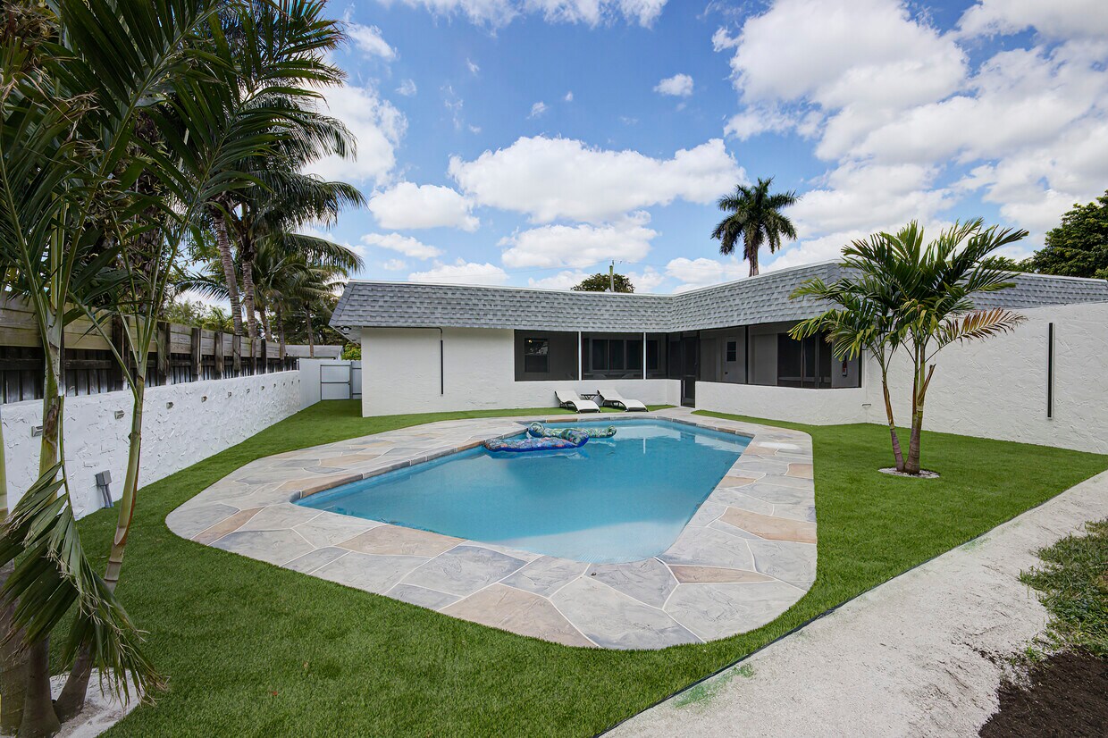Primary Photo - 2420 SW 44th Ter