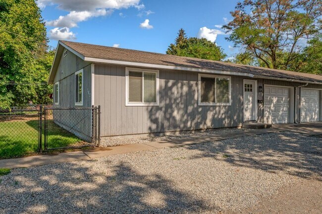 Building Photo - Downtown CDA duplex 3 bed 1 bath