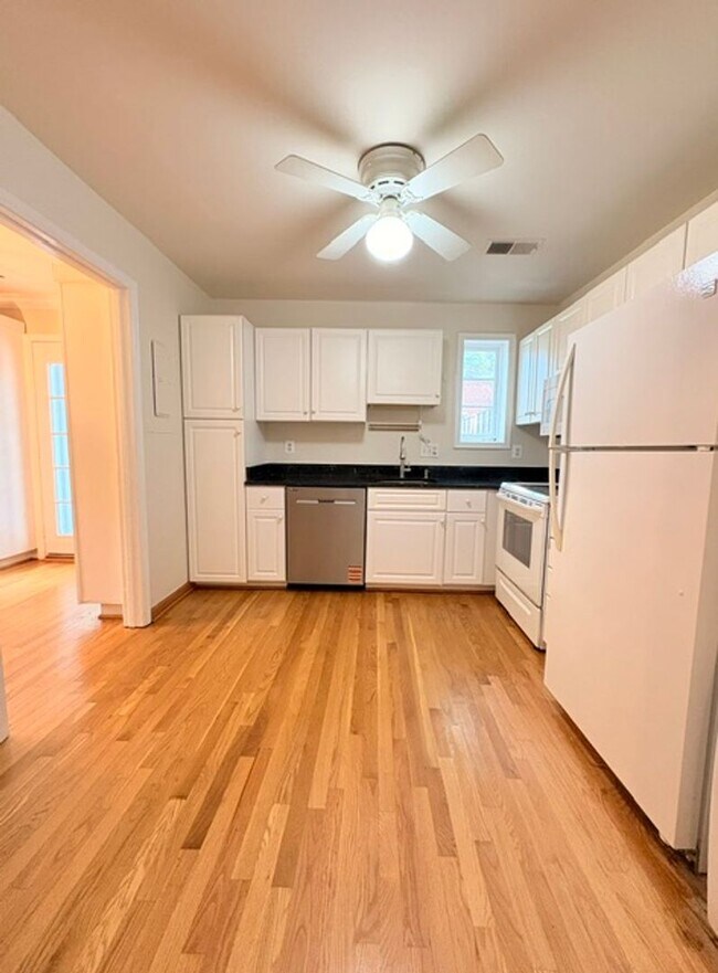 Building Photo - Fabulous Sun Splashed 3 BR, 2.5 BA Townhome in Kenwood Forest!