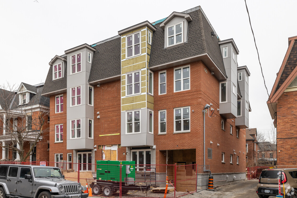 Primary Photo - Sunflower Suites