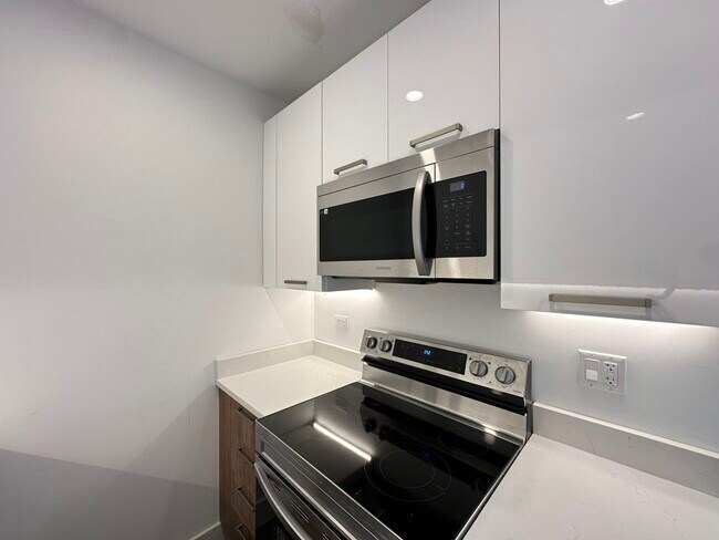 Building Photo - 941 W Carmen Ave