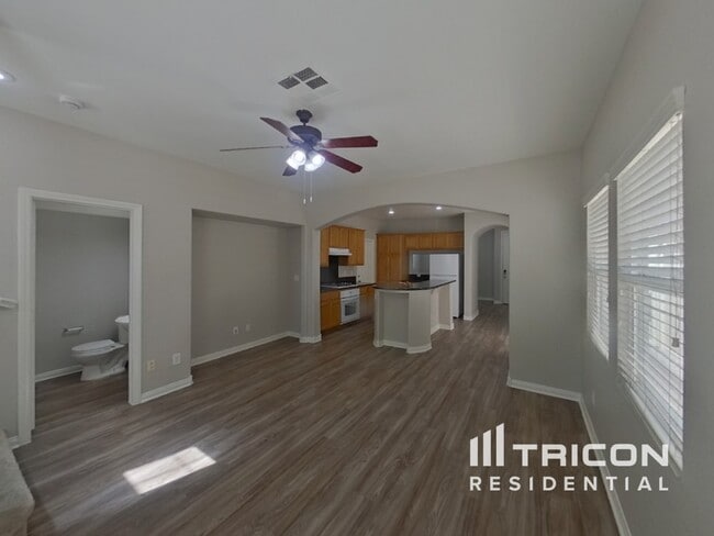 Foto del edificio - 5396 Flowing Spring St