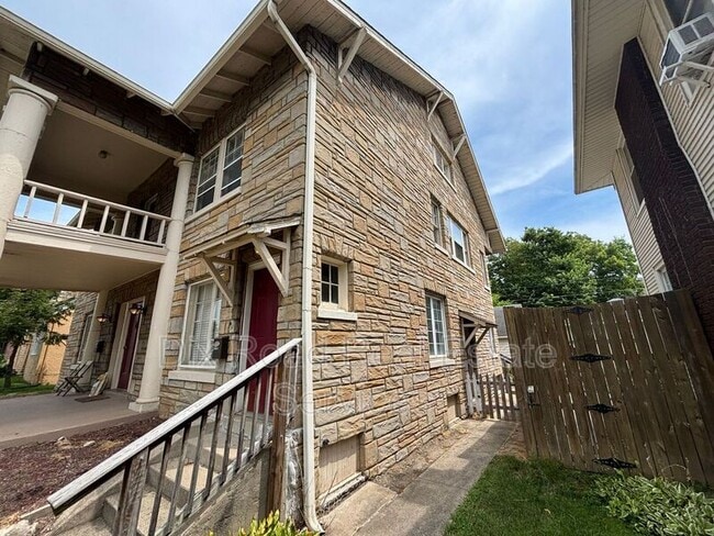 Building Photo - 401 Stanley St