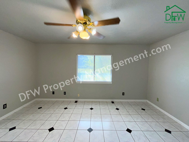 Building Photo - Charming 2-Bedroom Home with Inviting Livi...