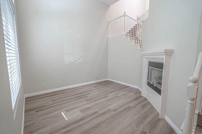 Building Photo - Bridgeport 3 Bedroom Townhome in Valencia!