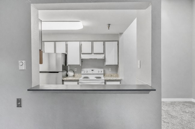 Foto del edificio - 2-Bedroom Condo with Vaulted Ceilings and Community Amenities in Everett