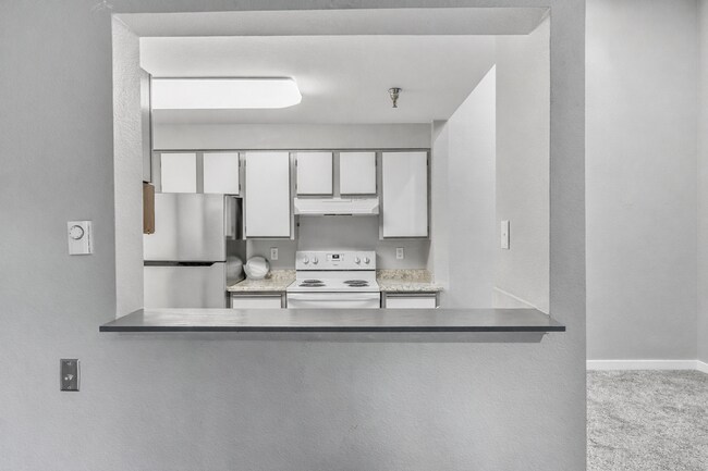 Foto del edificio - 2BR Condo w/ Vaulted Ceilings, W/D, Parking & Amenities