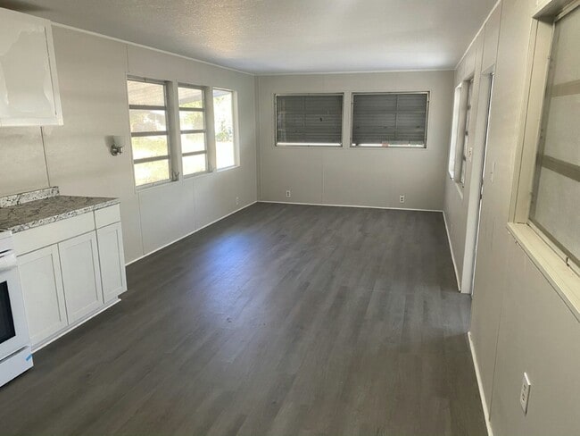 Building Photo - 5 Crest Ave