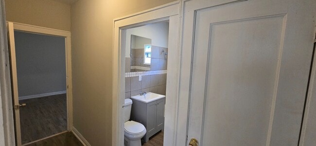Building Photo - Charming 3-Bedroom Home with Driveway & Ba...