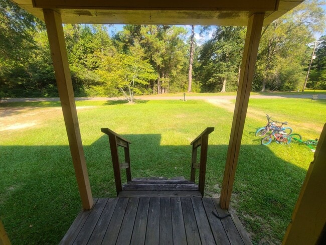 Front Porch/Yard - 565 weathersby st