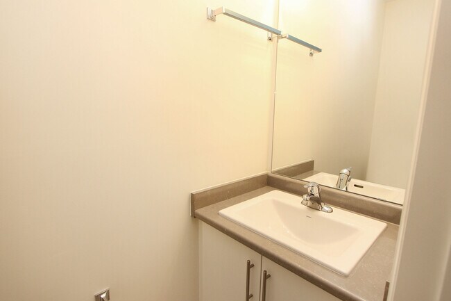 Photo du bâtiment - Fantastic Townhouse in Bowmanville Waterfront Community! (3 Bed, 2.5 Bath)