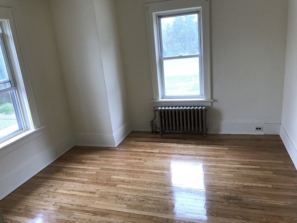 Living Room - 117 Main St