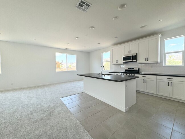 Building Photo - AVAILABLE NOW!! 3 Bedroom / 2.5 Bath Home ...