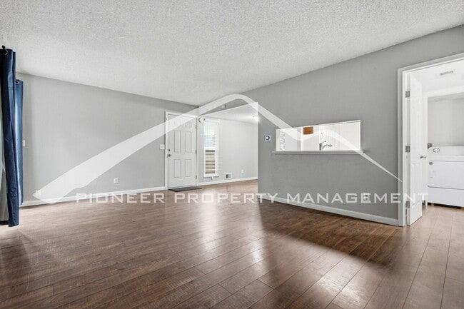 Building Photo - Charming Townhouse with Central AC and Washer/Dryer