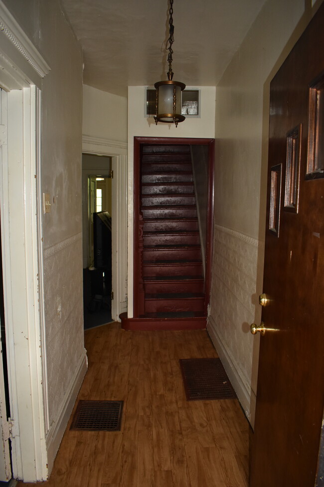 Entryway - 32 Welsford St