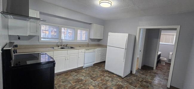 Building Photo - Ash