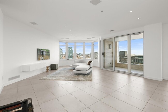 Foto del edificio - 100 Harborview Dr