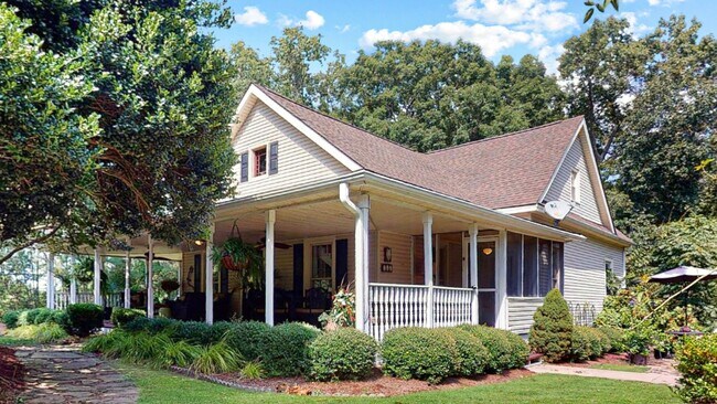 Building Photo - Full Moon Farm 3 bedroom 2 bath farmhouse ...