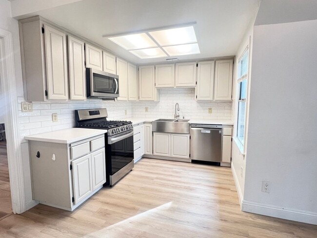 Building Photo - Three Bedroom Two Bathroom Home in Folsom