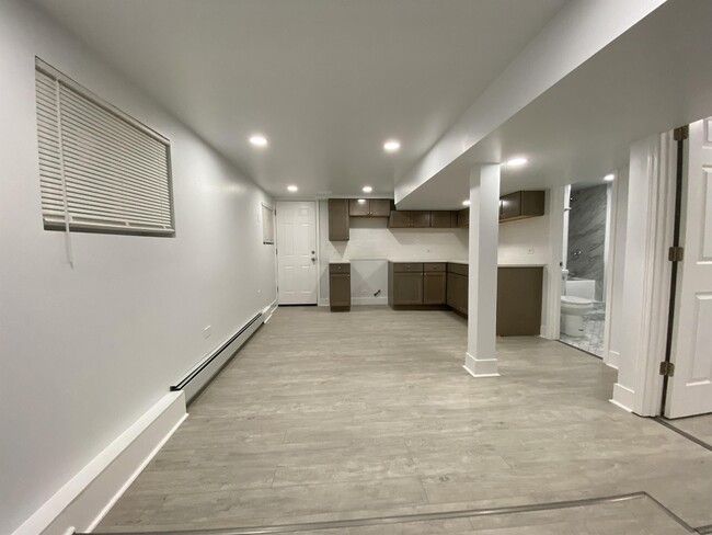 Building Photo - 3921 N Sawyer Ave