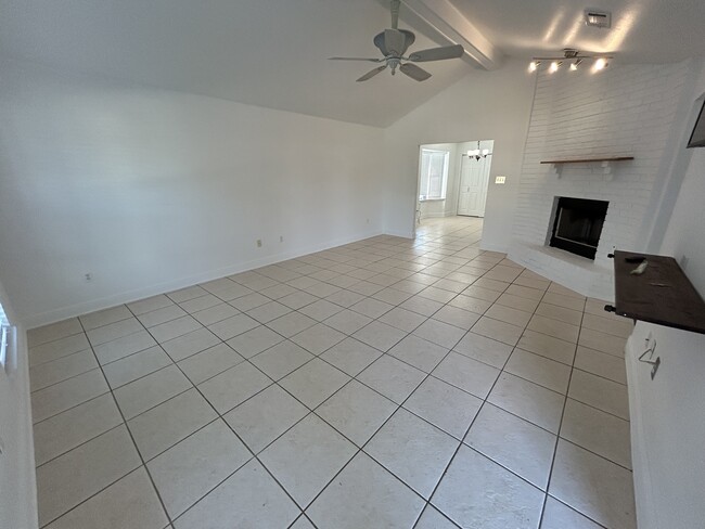 Foto del edificio - 3231 Bradbury St