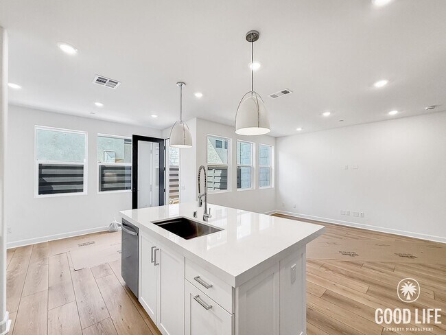 Building Photo - Stunning 3B/2.5BA Townhome in San Marcos A...