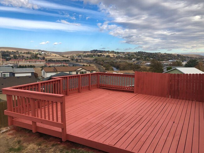 Foto del edificio - Three Bedroom with Gorgeous Views!