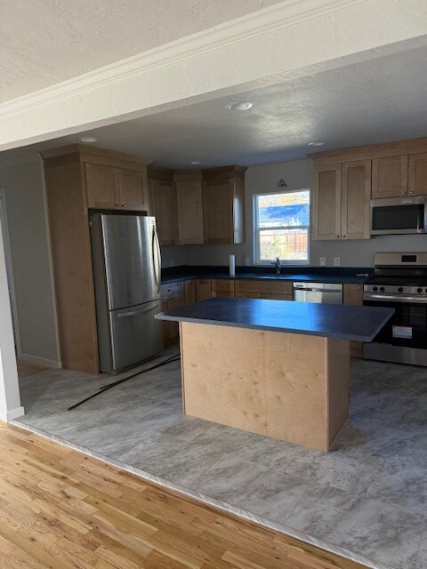 Foto del edificio - 1590 Hall Ave