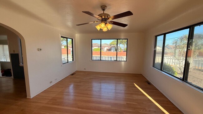 Foto del edificio - This two-bedroom, one-bath home in Upper Seaside