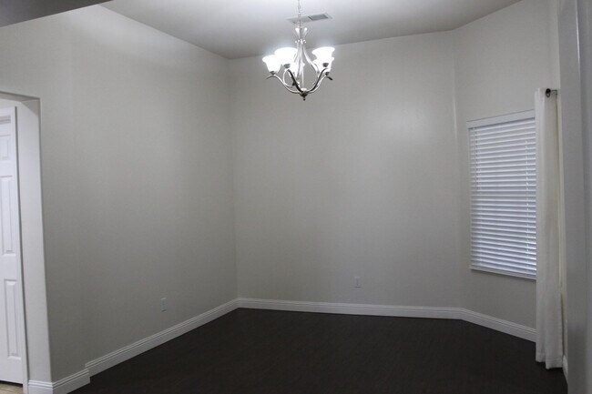 Foto del edificio - Beautiful Spacious Home for Rent Near Hosking and Mckee Area