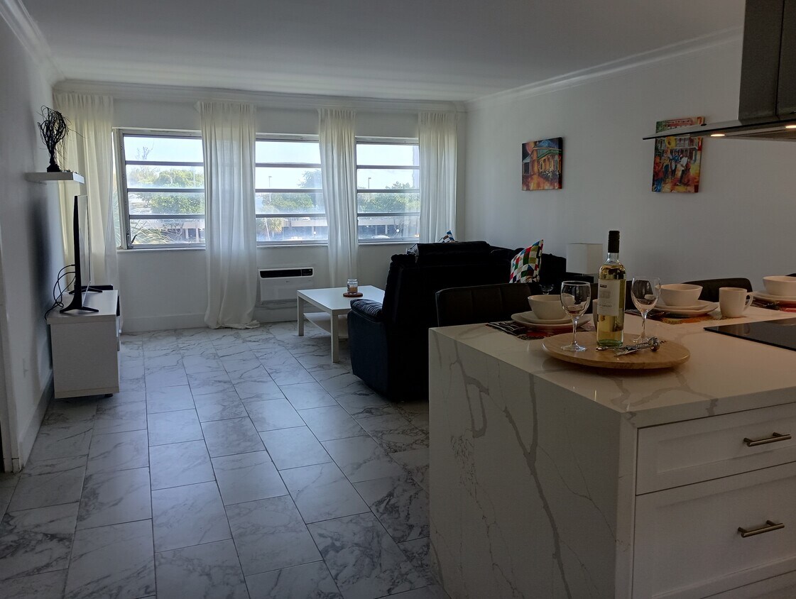Foto principal - 220 Kings Point Dr