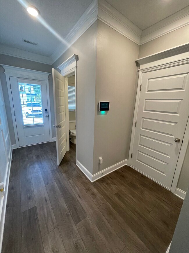 Foto del edificio - 1057 Linsmore Ave