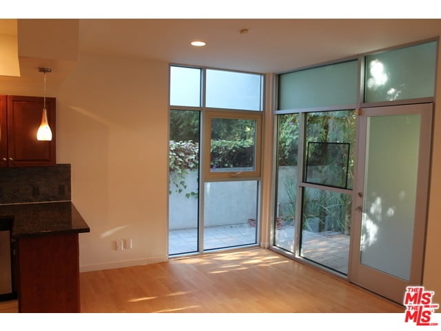 Building Photo - 823 N Martel Ave