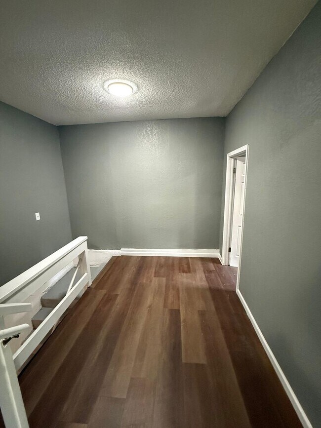Foto del edificio - 4 bedroom 1 bathroom spacious property. Beautiful home section 8 ready. If you would like to view...