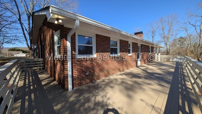 Foto del edificio - Spacious Updated Home on 1.6 Acres – Prime Location Near Arden, Fletcher & Mills River