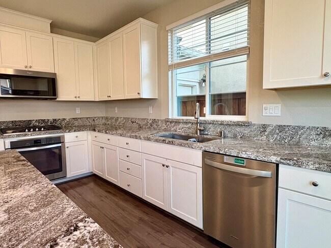 Foto del edificio - Beautiful 4 Bedroom 3 Full Bath Home in Br...