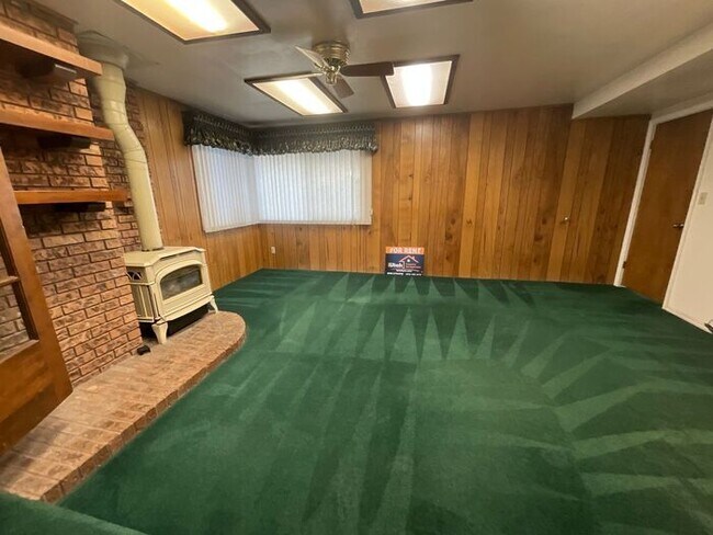 Building Photo - 3 bdrm 3 bath Home 2 car Garage 1.8 Acres Horse property. All Utilities included.