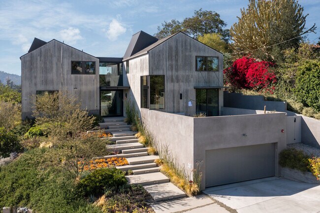Building Photo - 2634 Silver Ridge Ave