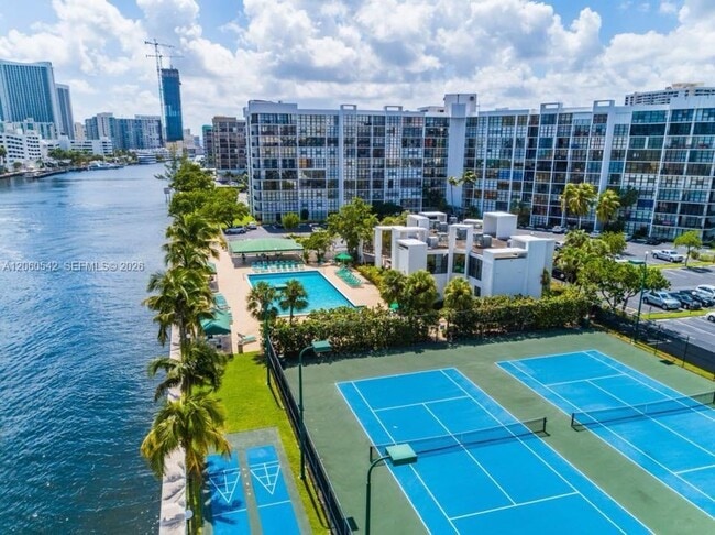 Foto del edificio - 800 Parkview Dr