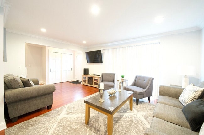 Building Photo - 804 W State St