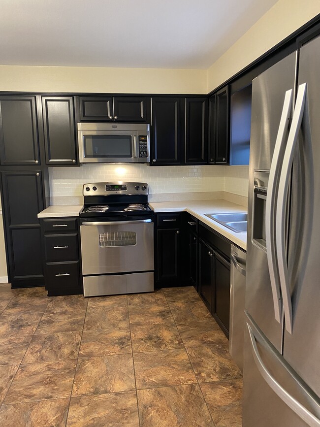 Kitchen - 320 Belaire Dr
