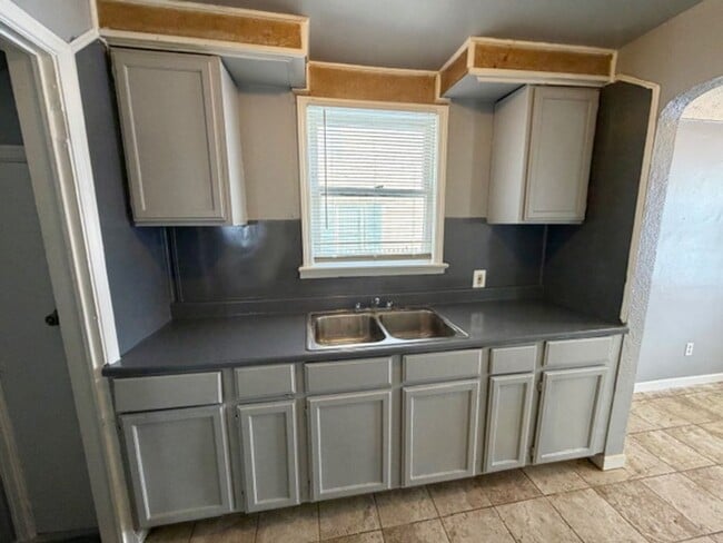 Building Photo - For Lease 3 bedrooms, 1 bath home in a nice area