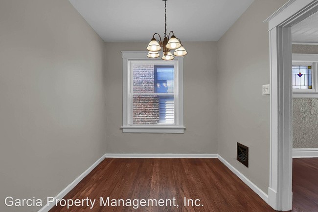 Building Photo - 5020 Lindenwood Ave