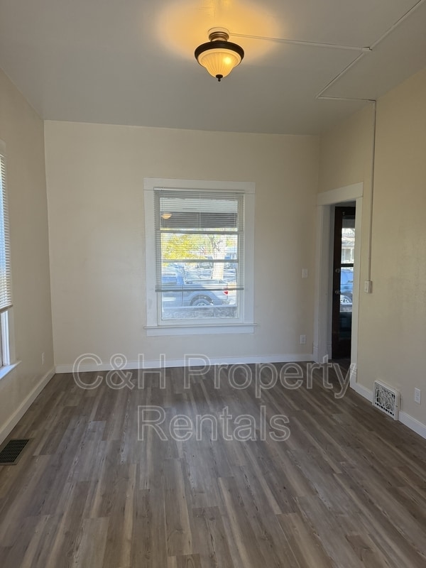 Building Photo - 32 Custer Ave